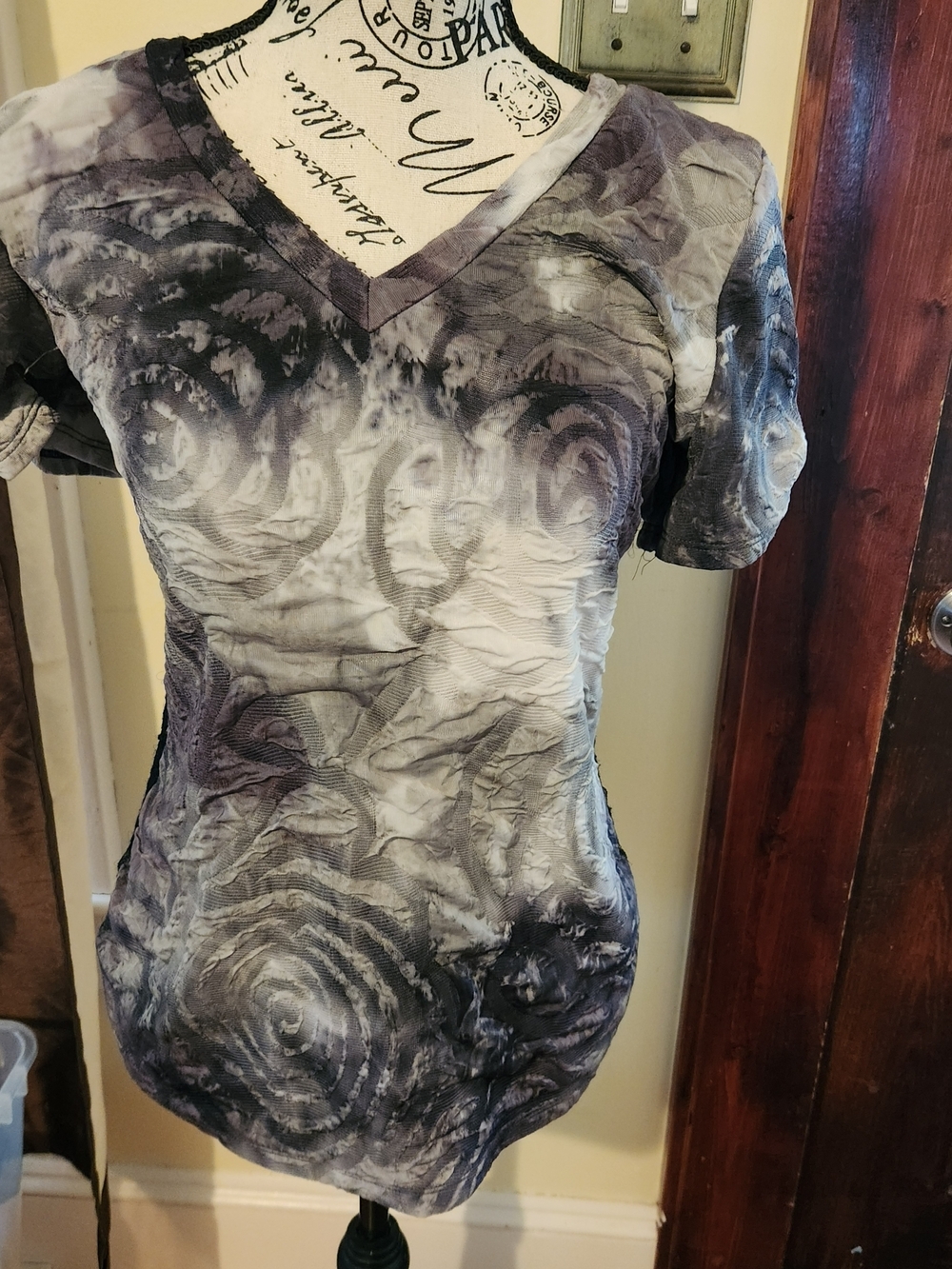 Maurices Short Sleeve V-Neck Top W/abstract rose motif Large